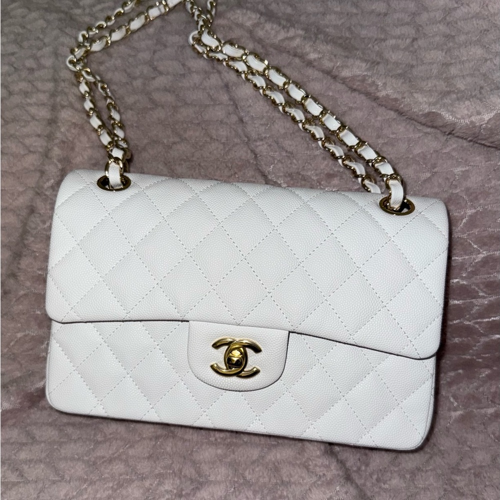 CHANEL White Shoulder Bag with Quilted Design and Chain Strap